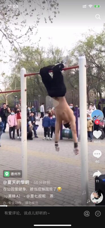 2020-12-04 简单实用而且容易出爆款的消重手段——倒放 昨天直播课讲了基础的消重手法，但是我们做短视频最重要的还是内容。 如果剪辑后的视频内容不如剪辑前，那么发出去爆播放的概率就会降低 这里就再分享下如何利用倒放实现消重并且增加爆款概率。 如果大家经常刷抖音，你应该刷到过一些倒放的视频，这些视频是为了增加爆点而做的倒放，倒放让内容更加有趣，增加评论区的吐槽点 在搬运的时候我们也可以利用倒放功能去增加视频的趣味，并且轻松一步完成去重。 如果你对倒放没感觉，可以去看下图1的视频，这个就是新发布的、经过倒放处理的视频，并且轻松引爆了评论区。 那么倒放最适合什么类目呢？ 肯定是解压类，解压类有各种切沙子，扎破气球，还有用像图2的切口红，这些素材搬运的人很多，而且很难用普通剪辑手法去重，这时候我们可以使用倒放剪辑，不仅增加了视频的爆点而且一步完成消重。 抖音上搜 倒放 关键词， tiktok上搜 reverse 关键词 都能看到很多倒放视频，去看下视频下的评论后，我觉得大部分人都会感受到倒放爆评论区的力量。 如何利用好倒放，就看大家的实践经验了，这个功能是做短视频剪辑必须知道的手法。-极客跨境