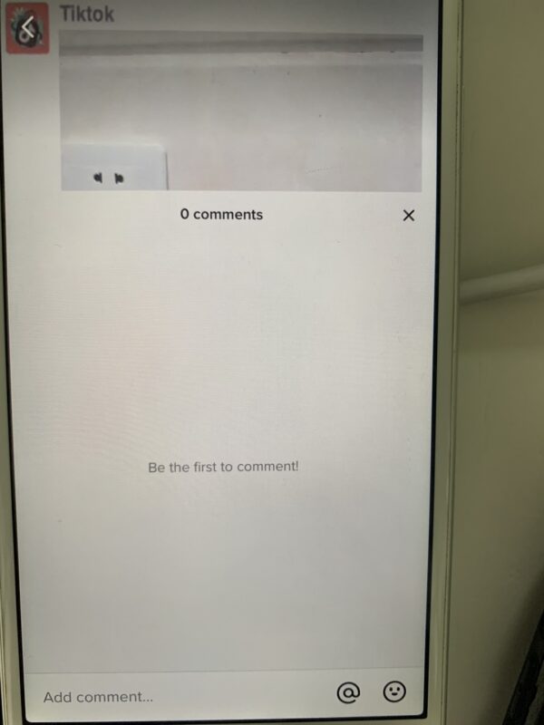 2020-11-27分享一则重要信息。 大家好，自前一个礼拜开始Tiktok的风控比较严重，从而触发了一些隐藏风险机制。下面我来分享一下，大家避免踩坑。 1.新开的账号如果未开通fund基金，只要有一个视频被封后，即使你账号到达万粉以上，都需要继续等待1个月后才能成功开通基金。对平台进行申诉，官方回复由于你涉嫌违反社区条例，请30天后重新申请。所以各位需要开通创作者基金收益的朋友如果账号有视频被封后，可以直接放弃起新号了。没必要浪费时间。（见下图1，2） 2.做好物号的引导关键词字眼也比较敏感，如果评论区直接回复link in my bio 或 click my page之类的，一律不会展示在评论区。 即使你看到已经评论成功，但是用小号进去查看时该评论也是没有显示的。还有在评论区直接回复产品链接也是不可行的。 所以我们需要优化一下回复关键词，比如可以在产品链接前面打个Oh，my bio 可以替换成 my boi，如此类推。 3.前面说到，由于风控严谨会有开不到基金的风险，所以本期的船员注意一下作品类目，还有筛选视频，比如健身号有轻微暴露或者做好物号刮鱼鳞的视频通通会被封。甚至连狗狗卖惨的视频都会有提示涉嫌色情被封（搞不懂Tk爸爸的思路）。大家在选择类目和素材时记得擦亮双眼，如果真的如此“幸运”有被封视频的话，可以直接放弃及时止损了。 虽然看到目前Tiktok的风控越来越严格，但是也意味着他的发展空间是越来越大的。未来Tiktok的潜力将会无限放大，所以越早试错越好。办法总比困难多。咱们一起跟着大航海继续乘风破浪，赚美金香的一批～-极客跨境