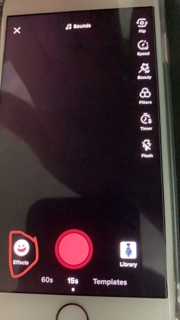 2020-09-27分享一个如何免查重原封不动搬运视频的套路，适合任何视频破0播放。 这个套路是在抖音里流传的，主要用于起新号，流程就是找热门视频-去水印-加特效-传视频-发布。 无需二次剪辑，原视频直接发就行，而且还有播放量。 原理是利用抖音以及tk里的一个特效小功能，这个特效原本是为了让用户真人出境吐槽原视频用的，但是为了防止被系统查重，因此使用这个特效的视频不会算到查重库里，任何别人发过的视频你都可以通过这个特效来搬运。 图1-图4就是这个特效的使用方式，点击拍摄视频进入图一，右下角通过特效进入。 找到图二的这个特效下载打开。图三选择你要搬运的视频，进入图四直接点击拍摄录制完毕之后就可以加字幕音乐发布了。 通过特效发布的视频左下角会有一个greenscreen的标识，用来区分原视频，不过用户是不会在意这个东西的，所以如果你碰到了很好的视频源又吃不准有没有人搬过，可以尝试这个办法去搬运，100%破查重。 你可能会问这个特效拍出来的视频能不能爆，你可以通过greenscreen这个标签去看下视频的播放量，是可以爆的，就算真人不出境，视频一样也有高播放。 虽然说是tk上的一个漏洞功能，不过省去了剪辑的麻烦，不过万一被原作者举报了，估计也是被秒删的节奏。-Tiktok论坛-极客跨境