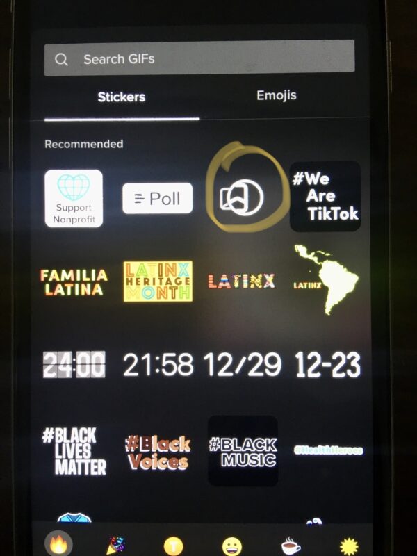 分享一个视频合拍的玩法，喜欢的可以试试。 这个方法也是之前玩国内抖音，一些工作室的做法。 主要采用的是视频合拍加入放大镜效果，特效在投票贴纸旁边。具体操作的话也非常简单，就是先和被合拍者进行合拍，注意的是合拍过程必须保证镜头全黑，然后点击拍摄按钮，等待拍摄完成，然后利用这个放大镜效果进行放大，将画面放到正中间就可以进行发布了。只不过不是满屏，四周会有黑边，但也算是个去重的方法。之前测试过，同样有播放量。 具体操作看下图-极客跨境
