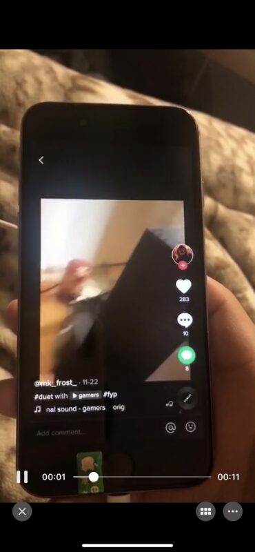 2020-12-05合拍黑科技之如何只出现原视频内容 昨天群里发了个号，发现此号合拍只有原视频内容，图1，于是去摸索了下，发现操作流程也很简单 首先找到合拍素材图2 盖住摄像头对着合拍就行 图3 拍完在stickers里 找到图4中第一行第三个图标，即放大镜功能 然后两根手指拉到最大 ，并且拖到最右边 调整下让视频出现在中间即可实现图5效果 合拍有什么用大家都知道，免查重，其他就不多说了-极客跨境