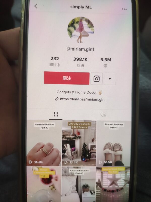 2020-12-13欧美本土人设种草类视频拆解1.在这类账号上我们可以看到很多产品是亚马逊上的，我们都知道亚马逊是美国最大的购物平台，上面的很多产品是得到认可的，所以我们做种草类的视频，有实力的话可以买上面的样品来拍，只要找那些爆款的产品就行 2.打造自己的人设，用英文来讲解再配上文案，这样可以拉进粉丝的信任感 3.挂上自己的独立站，进行引流。因为产品是亚马逊上的爆款，所以视频容易曝光，视频流量上去了而产品又符合欧美的需求，销售自然更容易促成。-极客跨境