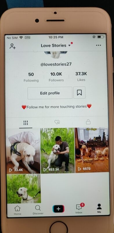 2020-06-12 ---2天多的时间，4个视频，成功上岸--- 大家好，我是老读悟，新开了一个小号，做的是比较熟悉的宠物号，2天多的时间，4个视频，成功上岸。过来写写心得。 训练营大佬太多，泛泛的背景内容和基础的技巧就不说了，只讲讲我熟悉的感人剧情类宠物号怎么做（这里致敬一下@李荣禄 大佬，他是最早提出这个思路的人）。 基于之前的经验，感人剧情类宠物号，可以有很高的点赞率（10%~45%），那这么好的题材，要做好还有哪些阻力呢： 1、视频太长，完播率不够 这个很好理解，毕竟剧情类视频太长了，从几分钟压缩到几十秒，挺不容易的。 优化的思路也好理解：尽量提炼剧情的灵魂，其它的能省则省，压缩在35s左右。实在省不了，可以分拆为PART1 PART2，但两个部分一定要有各自独立的完整性，单独看一个也有点。 2、题材太热，经常跟其他人的内容重复 这一点一期围观时，后期经常遇到，尤其是@李荣禄 和 @tiger 大佬 爆了以后。 优化的思路有两点：① 更多的挖掘快手的宠物IP，其实多刷刷，还是有非常多的，然后，选定几个设置特别提醒，第一时间拿到新发的视频，早起的鸟儿有虫吃，也很公平。 ② 在内容编辑上多转换思路（剪着剪着，有点剪电影预告片的感觉），技巧可以参考电影预告片，倒序啊、设置悬念啊、画中画对比、甚至多个视频的镜头拼到一个自己构造的情节了。这些处理，确实比暴力搬运花时间，但从性价比上看，还是赚到了。 3、标签刷的深度不够，推荐人群不够精准 这一点貌似之前的分享提到的不多。比如，做宠物号，用两个号，分别刷到foryou里推荐的都是宠物视频，发同类的剧情宠物视频，点赞率可以有很大不同。再比如，剧情宠物号和搞笑宠物号，需要刷的标签的细节也不同。这个也说明了，我们刷标签需要刷的有足够的深度（了解协调过滤算法的，可以多从算法细节想想）。 优化的思路是：有了基础标签后，还要每天继续多刷更精准的视频，尤其是多从系统推荐的关联账号里顺序寻找跟自己的子场景更接近的大号。 做好这些，剩下的就是之前大家都提到的一些基础要素，这里就不重复提了。 ------------------------------------------- 下面再补充几个视频剪辑的小技巧点，可能之前没人提到过： ①. 有时我们找到了很好的源视频，音乐卡点很好，但并不清楚版权是否在tt里，也不清楚音乐名，可以用QQ音乐（首页右上角）的听音识别歌的功能，大部分可以给出音乐名，然后在tt里搜索。 ②. 助教提到过抖音判重会随机抽帧，然后切分为9宫格，去做判重识别。如果是这样，我的一个应对思路是，背景模糊化，然后缩小尺寸，这样9个格子里四周的8个格子的每一帧是发生了变化的，这样只剩下最中间的格子里的视频如果做到每一帧不一样，我用的是把倒计时放中间（当然要缩小一些）的方法。-极客跨境