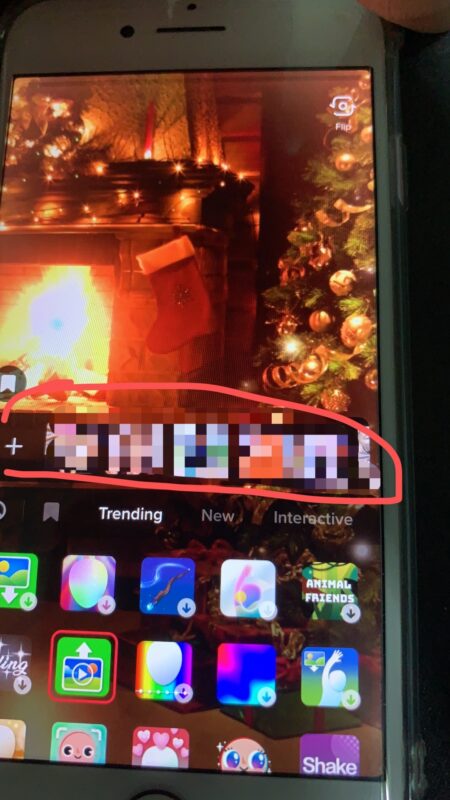 2020-09-27分享一个如何免查重原封不动搬运视频的套路，适合任何视频破0播放。 这个套路是在抖音里流传的，主要用于起新号，流程就是找热门视频-去水印-加特效-传视频-发布。 无需二次剪辑，原视频直接发就行，而且还有播放量。 原理是利用抖音以及tk里的一个特效小功能，这个特效原本是为了让用户真人出境吐槽原视频用的，但是为了防止被系统查重，因此使用这个特效的视频不会算到查重库里，任何别人发过的视频你都可以通过这个特效来搬运。 图1-图4就是这个特效的使用方式，点击拍摄视频进入图一，右下角通过特效进入。 找到图二的这个特效下载打开。图三选择你要搬运的视频，进入图四直接点击拍摄录制完毕之后就可以加字幕音乐发布了。 通过特效发布的视频左下角会有一个greenscreen的标识，用来区分原视频，不过用户是不会在意这个东西的，所以如果你碰到了很好的视频源又吃不准有没有人搬过，可以尝试这个办法去搬运，100%破查重。 你可能会问这个特效拍出来的视频能不能爆，你可以通过greenscreen这个标签去看下视频的播放量，是可以爆的，就算真人不出境，视频一样也有高播放。 虽然说是tk上的一个漏洞功能，不过省去了剪辑的麻烦，不过万一被原作者举报了，估计也是被秒删的节奏。-极客跨境