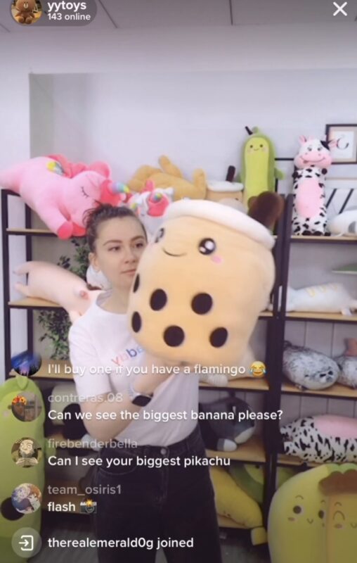 2020-12-10分享拆解一个最近看到的Tiktok做垂类电商比较专业的号，不知道是不是圈里群友做的。 这是一个卖毛绒玩具(公仔)的垂直号，整个号从视频，独立站和直播间契合度都很高，应该是国内抖音团队运营的。 1.视频以毛绒玩具(公仔)的有趣视频为主，吸引垂类粉丝关注，几天时间也冲到了4万多粉。 2.独立站的商品也是以毛绒公仔为主，非常垂直，没有那种杂货铺的混乱感。 3.看了一次直播间卖货，整个直播间从布景，卖货都是毛绒玩具(公仔)为主题，而且直播间很活跃，在线150左右，很多粉丝评论想看哪个公仔。不过独立站看不到成交数据，不知道转化如何？ 4.直播间给我印象最深刻应该是带货女主播，一个在中国的乌克兰女孩。对于欧美市场，带货女主播采用乌克兰女孩，英语流利无障碍，对于解说以及提升欧美客户的亲切感帮助很大。另外，聘请乌克兰女生费用应该和请个国内带货主播的价格差不多，对于目前团队运营电商的成本控制是不错的选择，如果请在中国的欧美女主播，估计成本增加不少。 有想在Tiktok上尝试垂类电商的可以参考下，有很多值得学习的地方。-极客跨境