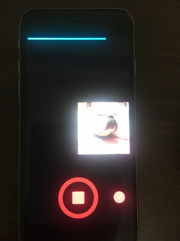 分享一个视频合拍的玩法，喜欢的可以试试。 这个方法也是之前玩国内抖音，一些工作室的做法。 主要采用的是视频合拍加入放大镜效果，特效在投票贴纸旁边。具体操作的话也非常简单，就是先和被合拍者进行合拍，注意的是合拍过程必须保证镜头全黑，然后点击拍摄按钮，等待拍摄完成，然后利用这个放大镜效果进行放大，将画面放到正中间就可以进行发布了。只不过不是满屏，四周会有黑边，但也算是个去重的方法。之前测试过，同样有播放量。 具体操作看下图-极客跨境