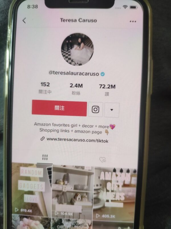 2020-12-13欧美本土人设种草类视频拆解1.在这类账号上我们可以看到很多产品是亚马逊上的，我们都知道亚马逊是美国最大的购物平台，上面的很多产品是得到认可的，所以我们做种草类的视频，有实力的话可以买上面的样品来拍，只要找那些爆款的产品就行 2.打造自己的人设，用英文来讲解再配上文案，这样可以拉进粉丝的信任感 3.挂上自己的独立站，进行引流。因为产品是亚马逊上的爆款，所以视频容易曝光，视频流量上去了而产品又符合欧美的需求，销售自然更容易促成。-极客跨境