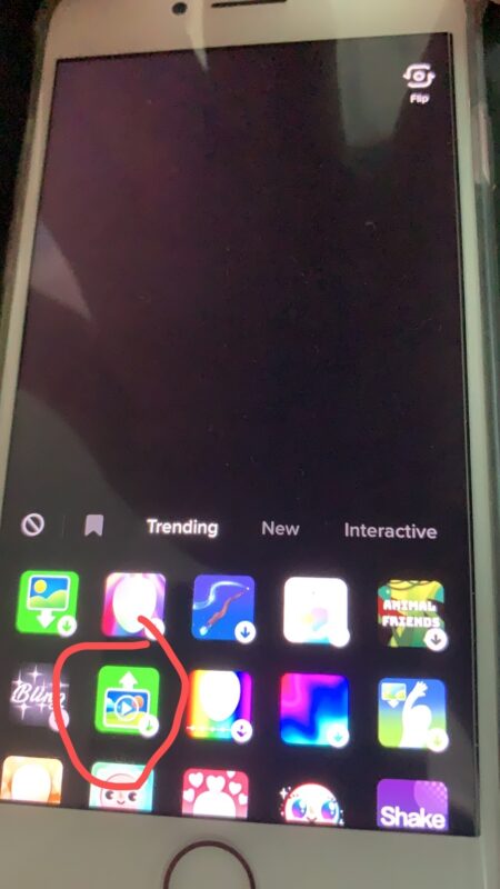 2020-09-27分享一个如何免查重原封不动搬运视频的套路，适合任何视频破0播放。 这个套路是在抖音里流传的，主要用于起新号，流程就是找热门视频-去水印-加特效-传视频-发布。 无需二次剪辑，原视频直接发就行，而且还有播放量。 原理是利用抖音以及tk里的一个特效小功能，这个特效原本是为了让用户真人出境吐槽原视频用的，但是为了防止被系统查重，因此使用这个特效的视频不会算到查重库里，任何别人发过的视频你都可以通过这个特效来搬运。 图1-图4就是这个特效的使用方式，点击拍摄视频进入图一，右下角通过特效进入。 找到图二的这个特效下载打开。图三选择你要搬运的视频，进入图四直接点击拍摄录制完毕之后就可以加字幕音乐发布了。 通过特效发布的视频左下角会有一个greenscreen的标识，用来区分原视频，不过用户是不会在意这个东西的，所以如果你碰到了很好的视频源又吃不准有没有人搬过，可以尝试这个办法去搬运，100%破查重。 你可能会问这个特效拍出来的视频能不能爆，你可以通过greenscreen这个标签去看下视频的播放量，是可以爆的，就算真人不出境，视频一样也有高播放。 虽然说是tk上的一个漏洞功能，不过省去了剪辑的麻烦，不过万一被原作者举报了，估计也是被秒删的节奏。-极客跨境