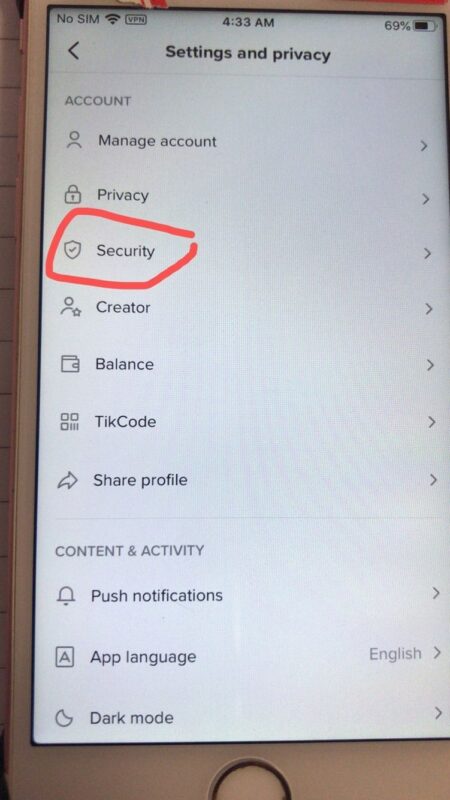 2020-12-25 小心TK账号被盗 事情是这样的，我有个限流的账号大概限流了快一个月，然后最近半个月都没有管它也没有登陆它。昨天的时候想看一下，是否限流放出，所以登录，那时还没有引起注意。是刚才很偶然的时候，我打开了TK后台的ME, 然后点击查看Security如图一所示，打开的时候发现有异常，有个红色的圈圈，我再打开查看的时候发现里面居然显示苹果9手机有登录过，而问题是我目前所用的手机都是苹果6S，而这明显就是有问题的情况。我立即把这个可以登录的手机移除我TK账号，然后当即修改密码。比较可惜的是，当时因为处理的比较匆忙，忘了拍照留底了。 我目前不太清楚为什么这个人没有盗了我的账号，这个账号粉丝二十多万，fund都已经提现，月底大概还有一千美金。密码设置的也是随机不重复的，不知道是怎么被破解的。刚才查看了手头上其他账号都没有发现问题。只有这一个账号出现这个隐患。 但是这个也给我敲响了警钟，不要以为盗号离我们很远，有时候发生的话真的措不及防。所以每次登陆建议都去登陆Security这里查看账号是否出现异常，有异常的话，TK会有显示的。切记，一定要每天查看一下，就像登陆TK先登录whoer查看是否VVV出问题一样，我觉得这个也是很重要的事情。大家可以排查一下手头账号是否出现问题，另外密码设置尽量复杂一点。FUND月底就记得一定要赶紧提现出来，粉丝达到五十万粉的话，就要绑定GV和其他平台账号。-极客跨境
