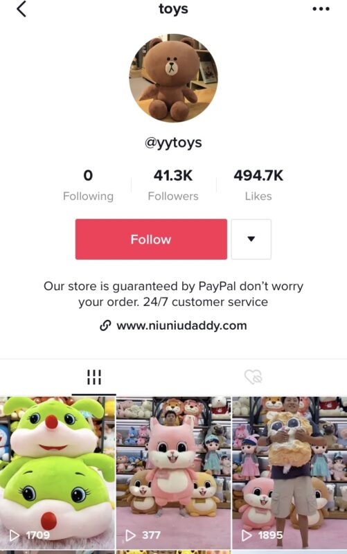 2020-12-10分享拆解一个最近看到的Tiktok做垂类电商比较专业的号，不知道是不是圈里群友做的。 这是一个卖毛绒玩具(公仔)的垂直号，整个号从视频，独立站和直播间契合度都很高，应该是国内抖音团队运营的。 1.视频以毛绒玩具(公仔)的有趣视频为主，吸引垂类粉丝关注，几天时间也冲到了4万多粉。 2.独立站的商品也是以毛绒公仔为主，非常垂直，没有那种杂货铺的混乱感。 3.看了一次直播间卖货，整个直播间从布景，卖货都是毛绒玩具(公仔)为主题，而且直播间很活跃，在线150左右，很多粉丝评论想看哪个公仔。不过独立站看不到成交数据，不知道转化如何？ 4.直播间给我印象最深刻应该是带货女主播，一个在中国的乌克兰女孩。对于欧美市场，带货女主播采用乌克兰女孩，英语流利无障碍，对于解说以及提升欧美客户的亲切感帮助很大。另外，聘请乌克兰女生费用应该和请个国内带货主播的价格差不多，对于目前团队运营电商的成本控制是不错的选择，如果请在中国的欧美女主播，估计成本增加不少。 有想在Tiktok上尝试垂类电商的可以参考下，有很多值得学习的地方。-极客跨境