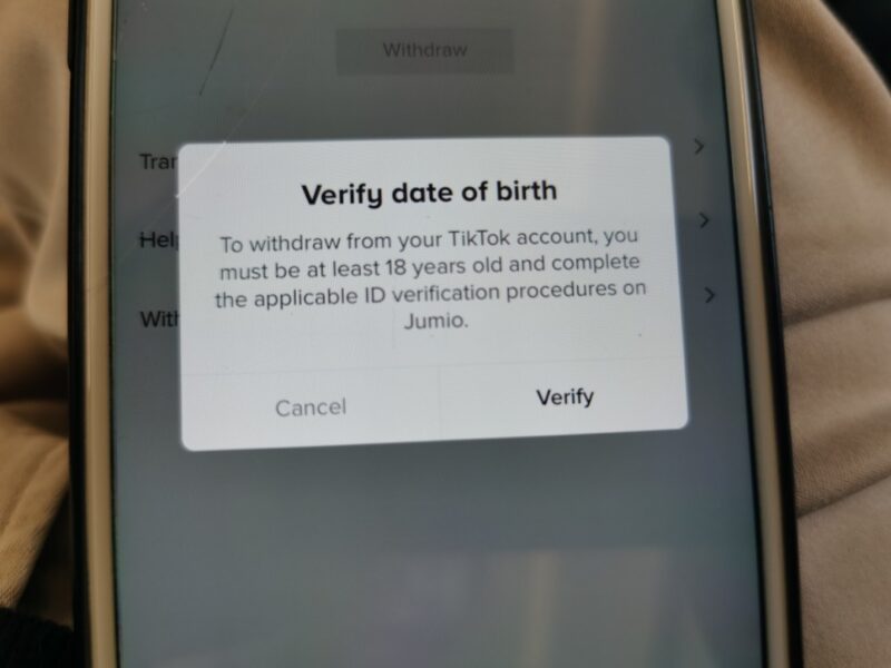 2020-11-01  tk新人请教 终于可以提现了 但是遇到验证问题 步骤如下：点击提现->提示我需要验证（图1）->跳转浏览器登录就弹出错误（图2） 也尝试过复制链接到电脑端操作 也不行 同样的链接在新号上测试能够弹出正常的验证流程 所以还有什么方式能解决这个验证不了得问题吗 还是说这个账号已经废了没法提现了？-极客跨境