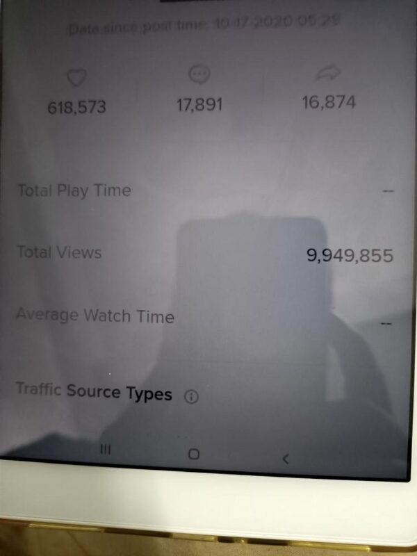 2020-10-18今天爆了一个快千万播放的，又一个破了10万粉。确实槽点引发不断评论(评论率很高)会让播放量快速井喷。另外我觉得一般1小时播放量上了100K这个视频大概率会爆，这时得趁机回评。另外今天遇到个问题，目前还不清楚原因。做了个新号，前几个视频上传好都得半小时但都是这些视频都是8s左右的。视频是 有点时装秀。-极客跨境