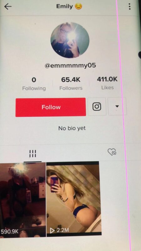 2020-11-27 喜闻乐见美色号简单操作指北

相信很多第一次做号的小伙伴无从下手，无从下手然后想到人类共性然后开始做美女号。

做美女号的小伙伴们，你们一定遇到一些问题了吧。比如我搬的国内挺火的，搬过去就是没什么播放，也没什么评论；刷到的老外穿着暴露上大下大，抖音上就是找不到这样的素材；好不容易找到的素材已经被搬烂了。

这个时候，让我们放开思维的束缚，迈向广阔的天空。

首先，美色类，美女是美色，美男也是美色，当你想到可以做美男号，你就拓展了一大半的市场和素材源，毕竟tiktok女用户占比非常之大，女人的欲望远比男人深，tiktok这种你越刷越爱刷的软件，大胆去做美男号吧，女用户们会感谢你的！

当她们离不开你，后面美男号说不定还能卖卖化妆品之类的，其他你能想到的都尽可以去做，就像美女号不止可以卖图，还可以卖占卜，甚至可以卖男装。

其次，我们训练营优先推荐做的是美国市场，大家要知道，虽然喜爱美色是人类天性，但是人类还是更加偏好喜欢和自己相似的人种。

除此之外，近现代几百年来欧美白人的科技优势导致全世界审美都偏向白人，之前在巴基斯坦封掉tiktok后，国人的美女号播放出现了显著下滑，日常刷信息流推荐的大多也是本土白人美女，大环境发生了改变，我们作为搬运工也要因势利导，我们并不是我们搬运的美女本身，搬哪国的美女对我们来说没有任何区别。

这时候，我们可以寻找海外的素材源，包括但不限于推特油管之类网站，他们的美男美女视频，都可以成为我们的素材源。

然后，tiktok是音乐短视频平台，音乐，和短视频是可以分开的，一张照片，加一段音乐，也可以是音乐短视频（下面图就是一张照片加音乐），几张照片的音乐混剪，一样可以是音乐短视频。这样看，视频来源是不是就非常广了？

最后，祝大家都可以掌握色欲的武器，攻陷老外的头脑，一夜十万粉。-极客跨境